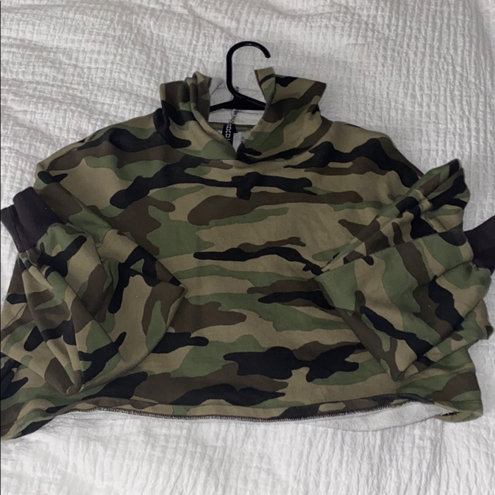 Camo crop hoodie